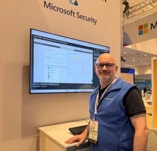 Peter Schmidt ved Microsoft-logo